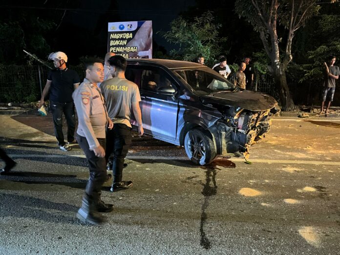 Mobil yang menabrak pohon di pembatas jalan. (Istimewa)