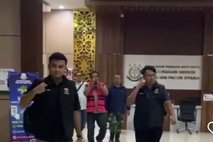 Tangkapan layar saat IL berjalan ke luar gedung Kejaksaan Negeri Penajam Paser Utara. (Istimewa)