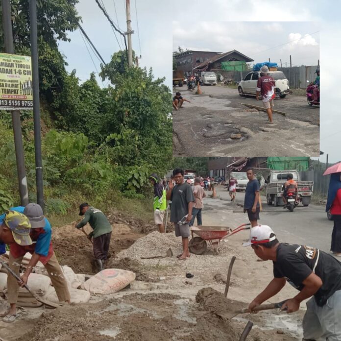 Warga RT 12 Loa Kulu Kota, lakukan gotong royong memperbaiki jalan yang rusak. (Istimewa)