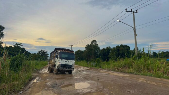 Akses jalan di Kecamatan Kenohan yang rusak parah. (Istimewa)