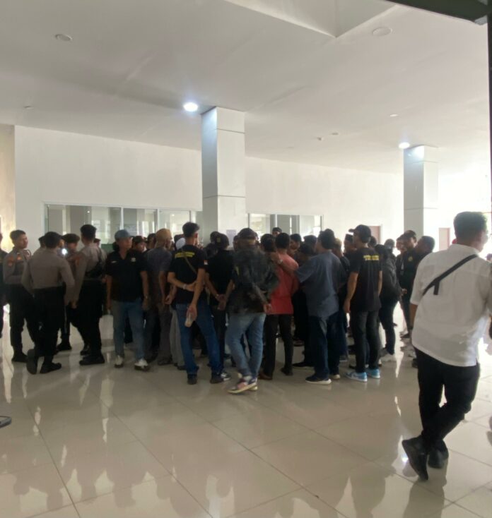 Aksi Damai 3 Ormas Kukar di Tangga Arung Square. (Shavira Ramadhanita/RadarKukar)