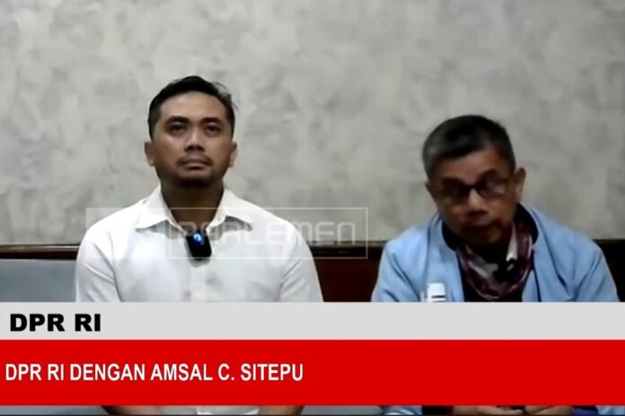 Terdakwa kasus proyek video profil desa, Amsal Christy Sitepu, mengikuti rapat daring bersama Komisi III DPR RI. (Sumber: YT Parlemen TV)