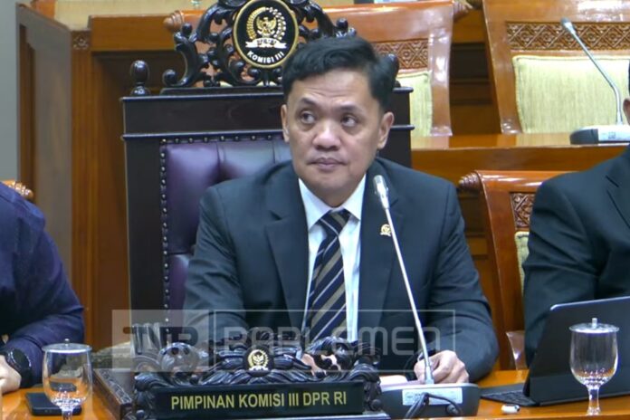 Ketua Komisi III DPR RI memimpin rapat bersama terdakwa kasus proyek video profil desa. (Sumber: YT Parlemen TV)