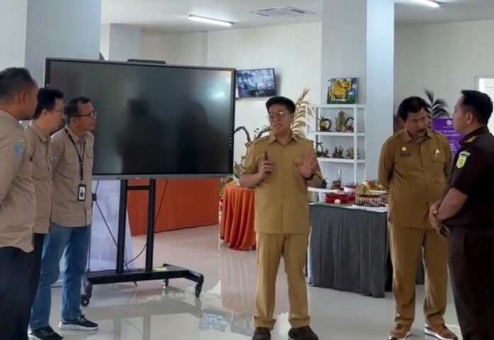 Wabup Kukar, Rendi Solihin, melakukan sidak di kawasan Tangga Arung Square. (Shavira Ramadhanita/RadarKukar)