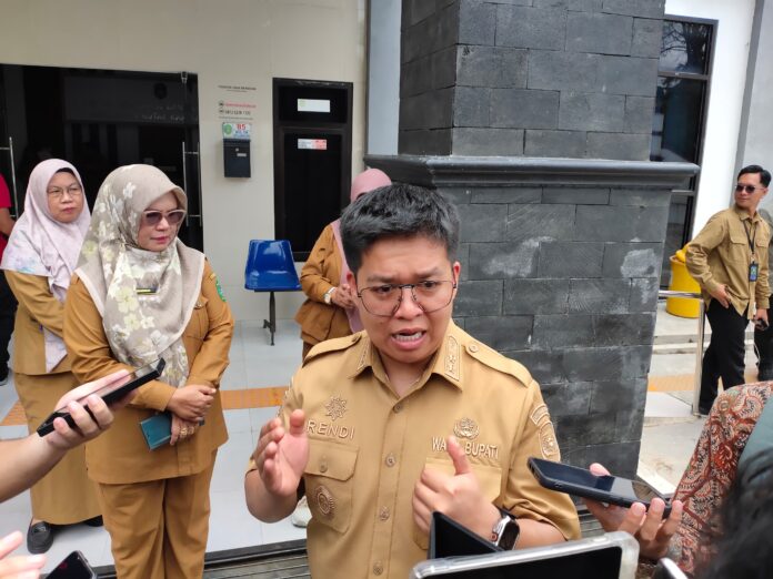 Wabup Kukar, Rendi Solihin, saat melakukan sidak dan silaturahmi ke Distransnaker Kukar. (Shavira Ramadhanita/RadarKukar)
