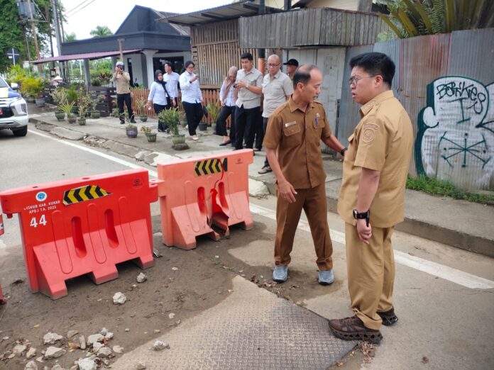 Wabup Kukar, Rendi Solihin saat meninjau jalan yang berada di depan Kantor Bupati Kukar bersama Dinas PU. (Shavira Ramadhanita/RadarKukar)