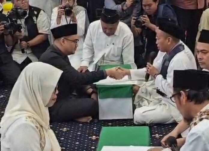 Bupati Kukar, dr Aulia Rahman Basri, saat menyerahkan zakat maal melalui Baznas Kukar. (Istimewa)
