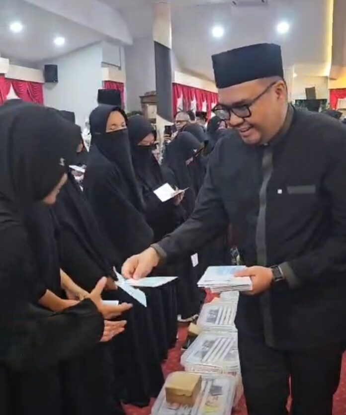 Bupati Kukar, dr Aulia Rahman Basri, saat memberikan santunan kepada anak-anak yatim piatu. (Istimewa)