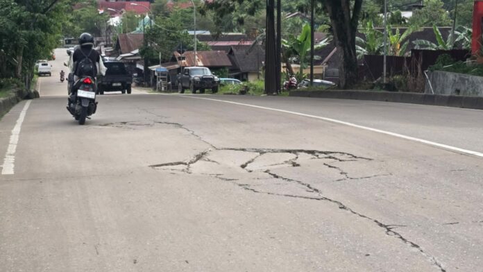 Salah satu titik jalan berlubang yang segera diperbaiki sebelum lebaran. (Istimewa)