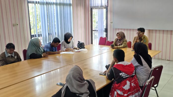 Tim TRC PPA Kaltim saat mendampingi korban PHK asal Kecamatan Sebulu. (Afi/RadarKukar)