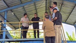 Bupati Kukar, dr Aulia Rahman Basri (tengah baju hitam) saat meninjau Intake Bekotok. (Afi/RadarKukar)
