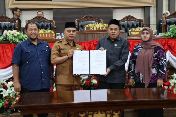Pengesahan Perda Penataan Pasar serta Kawasan Tanpa Rokok. (Shavira Ramadhanita/RadarKukar)