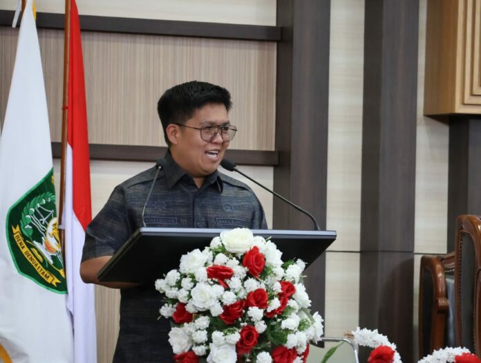 Wabup Kukar paparkan capaian pembangunan dalam LKPj 2025 pada Sidang Paripurna ke-5 DPRD Kukar. (Shavira Ramadhanita/RadarKukar)