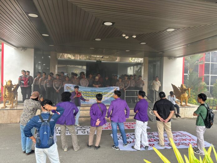 Suasana aksi di halaman Kantor Bupati Kukar. (Dok MKN)