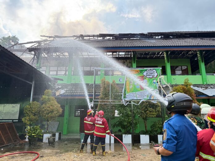Sisa rangka ruang kelas lantai dua SMPN 2 Samarinda pascakebakaran. (Dok MKN)