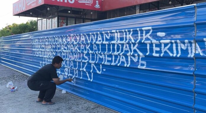 Sejumlah jukir RM Tahu Sumedang di Km 50 Jalan Soekarno-Hatta, Kutai Kartanegara, menggelar aksi protes. (Dok MKN)