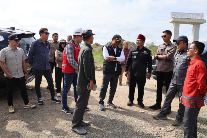 DPRD Kukar saat melakukan sidak proyek Jembatan Sebulu. (Istimewa)