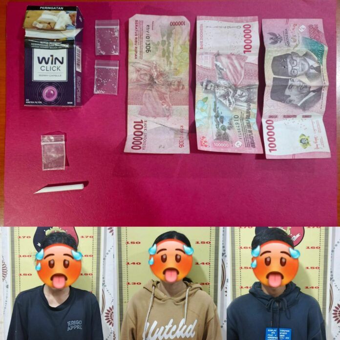 Pelaku beserta barang bukti sabu-sabu yang berhasil diamankan Polsek Kota Bangun. (Istimewa)