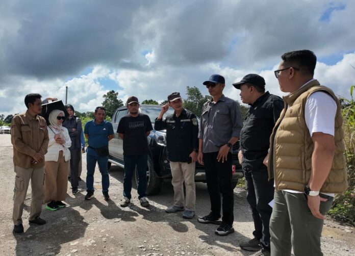 DPRD Kukar meninjau Jalan Poros Desa Sebelimbingan, Kecamatan Kota Bangun. (Istimewa)