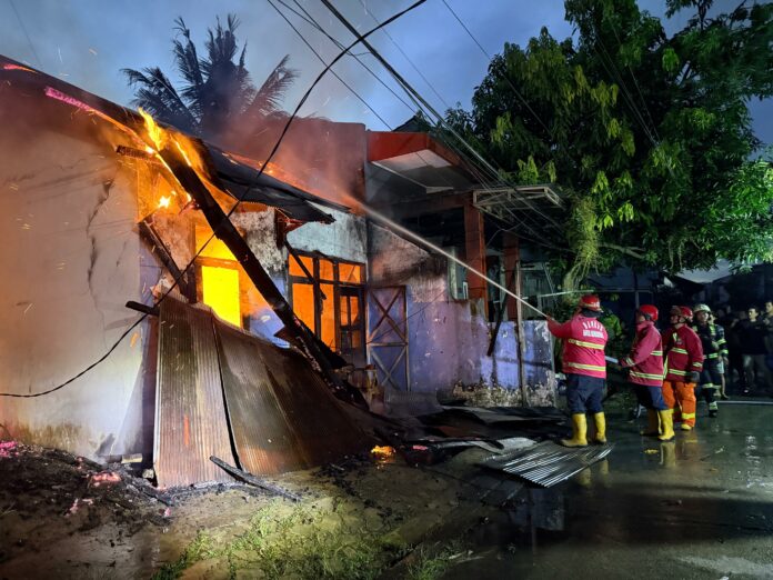 Saat pemadam melakukan upaya untuk memadamkan api di satu buah rumah kosong. (Dok MKN)