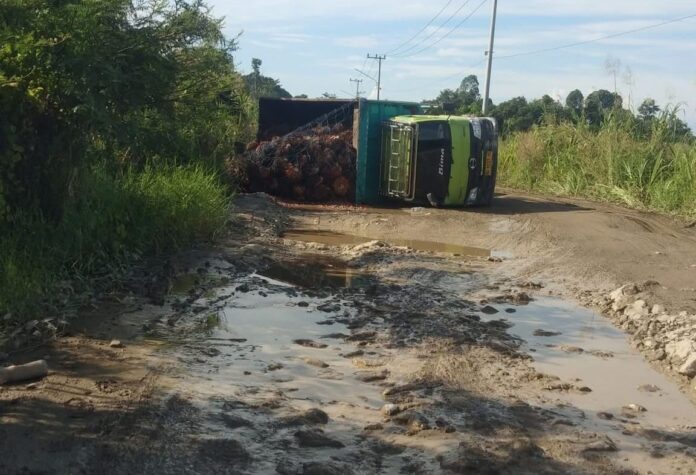 Kondisi Jalan Poros Kenohan yang mengalami rusak parah. (Istimewa)
