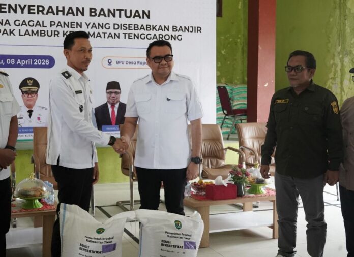 Bupati Kukar, dr Aulia Rahman Basri saat menyalurkan bantuan di Desa Rapak Lambur. (Dok MKN)