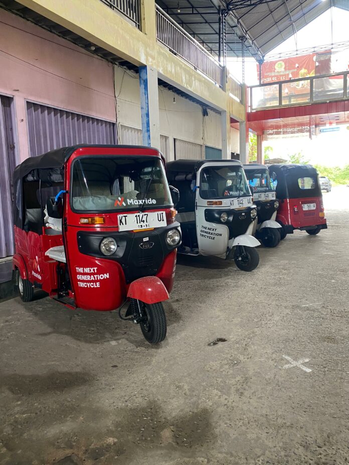 Wabup Kukar, Rendi Solihin, saat meninjau Bajaj di Tenggarong. (Shavira Ramadhanita/RadarKukar)