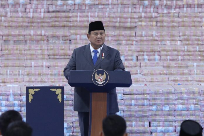 Prabowo Subianto menyampaikan arahan dalam seremoni penyerahan setoran hasil penertiban kawasan hutan oleh Satgas PKH kepada negara di Kejaksaan Agung. (Dok Kejagung)