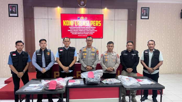 Kapolres Penajam Paser Utara, AKBP Andreas Alek Danantara, saat konferensi pers pengungkapan kasus penipuan emas. (Dok MKN)