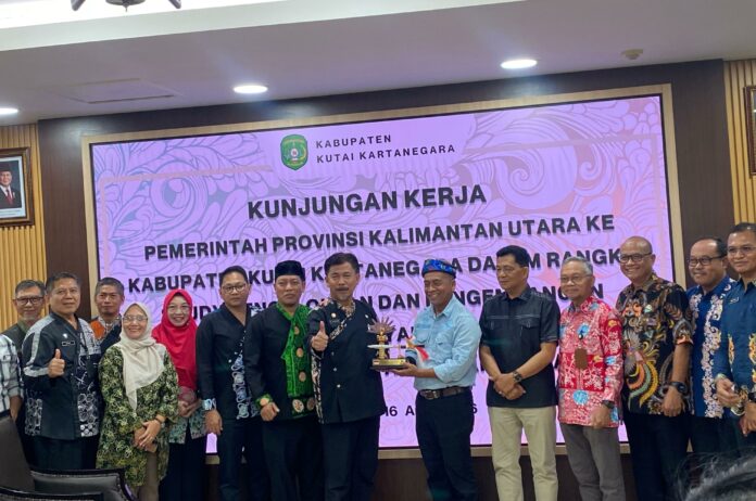 Pertemuan antara Pemprov Kaltara dengan Pemkab Kukar. (Shavira Ramadhanita/RadarKukar)