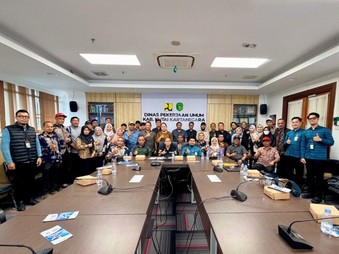 Sosialisasi dan diskusi BPJS Ketenagakerjaan dan Dinas PU terkait perlindungan tenaga kerja konstruksi di Kukar. (BPJS Ketenagakerjaan)