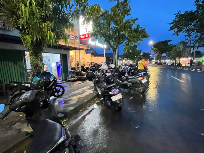 Kondisi parkiran di salah satu kedai kopi di Bontang. (Dok MKN)