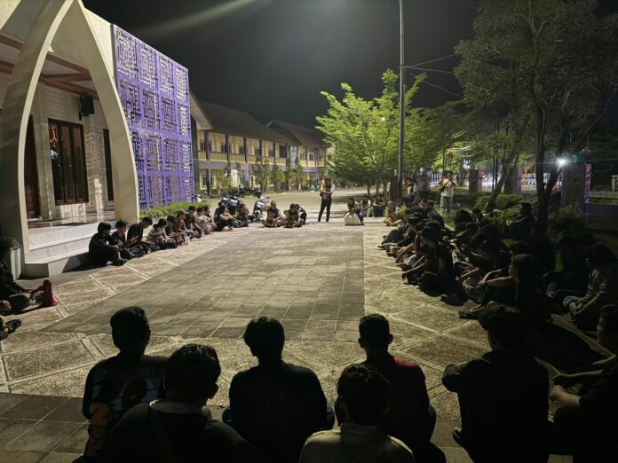 Mahasiswa Universitas Kutai Kartanegara saat menggelar konsolidasi jelang aksi di Samarinda. (Dok MKN)