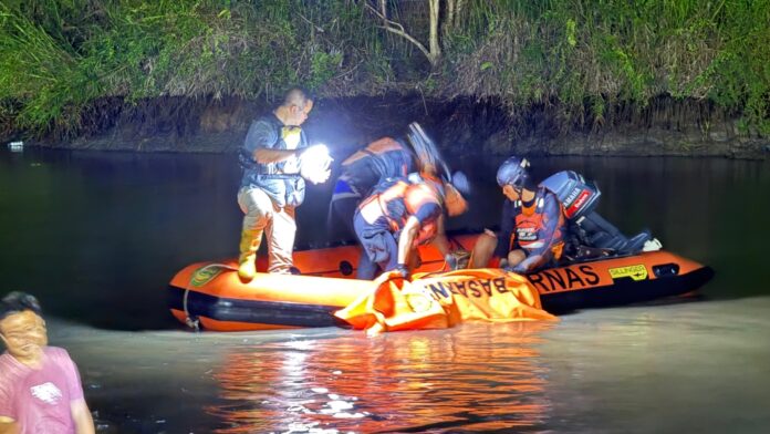 Saat korban dibungkus dalam kantung jenazah di danau TKP korban tenggelam. (Dok MKN)