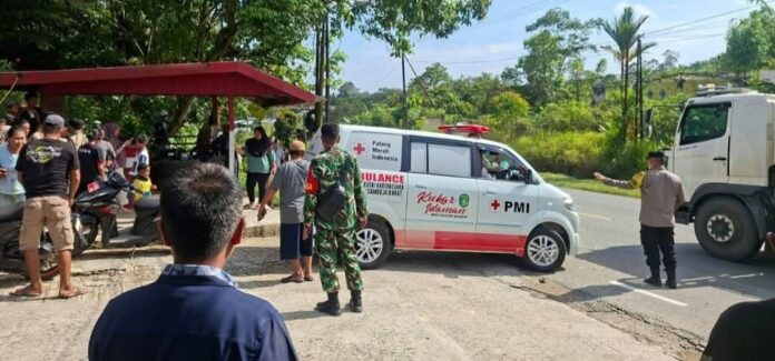 Lansia yang ditemukan tak bernyawa di Pos Kamling Samboja Barat. (Istimewa)