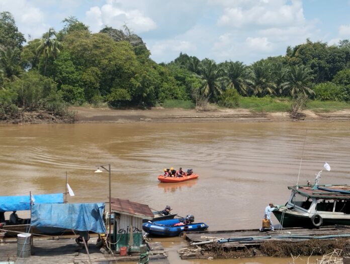 Proses pencarian korban tenggelam di Sungai Belayan. (Istimewa)