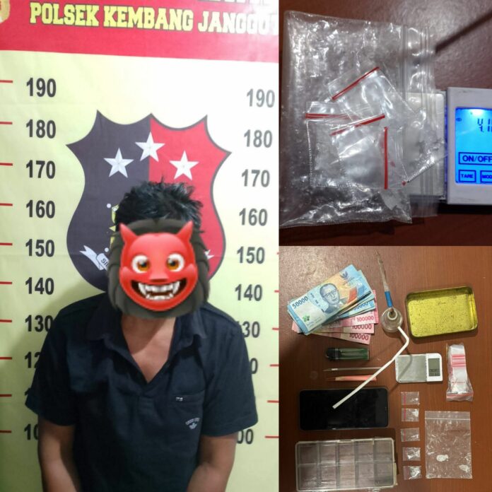 Tersangka beserta barang bukti yang berhasil diamankan Polsek Kembang Janggut. (Istimewa)