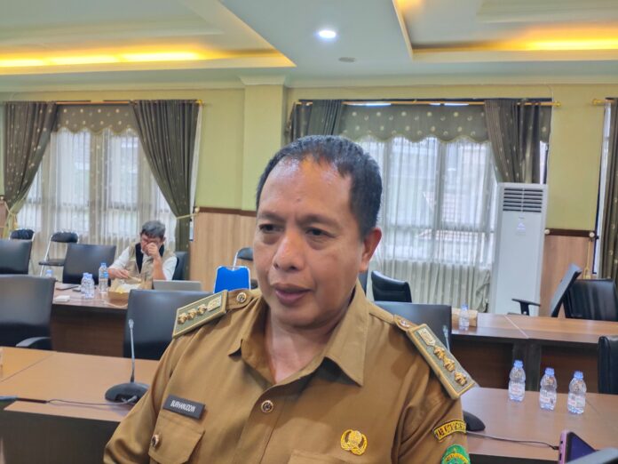 Camat Samboja Barat, Burhanuddin. (Shavira Ramadhanita/RadarKukar)