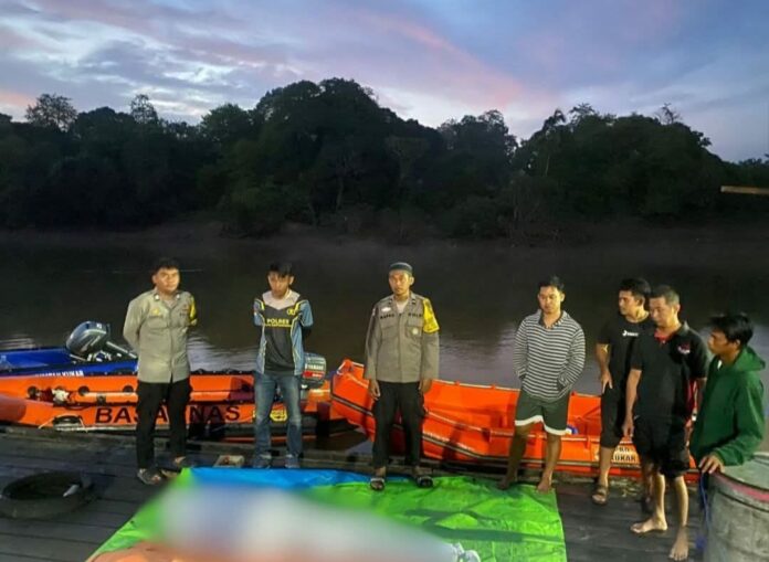 Polsek Kembang Janggut yang berhasil mengevakuasi jasad pria di Sungai Belayan. (Istimewa)