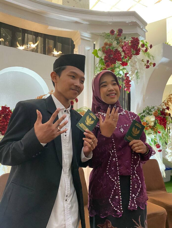 Salah satu pasangan muda yang resmi menikah dalam Nikah dan Isbat Pernikahan Massal di MPP Kukar. (Shavira Ramadhanita/RadarKukar)