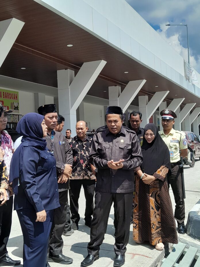Ketua DPRD Kukar, Ahmad Yani, saat melakukan peninjauan ke portal parkir Tangga Arung Square. (Shavira Ramadhanita/RadarKukar)