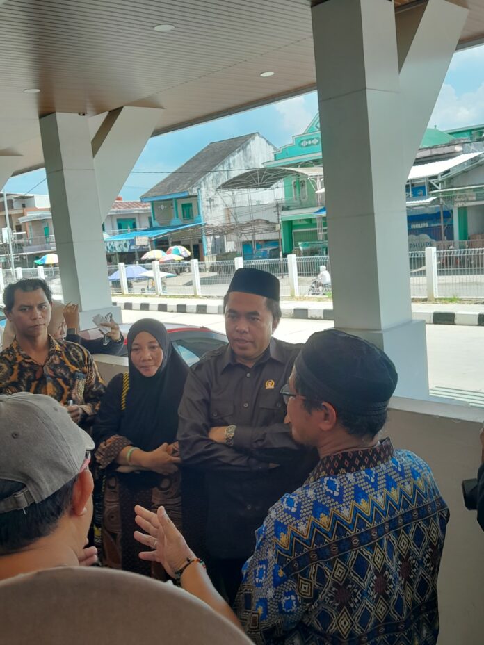 Ketua DPRD Kukar, Ahmad Yani, saat melakukan inspeksi mendadak (sidak) ke Tangga Arung Square. (Shavira Ramadhanita/RadarKukar)