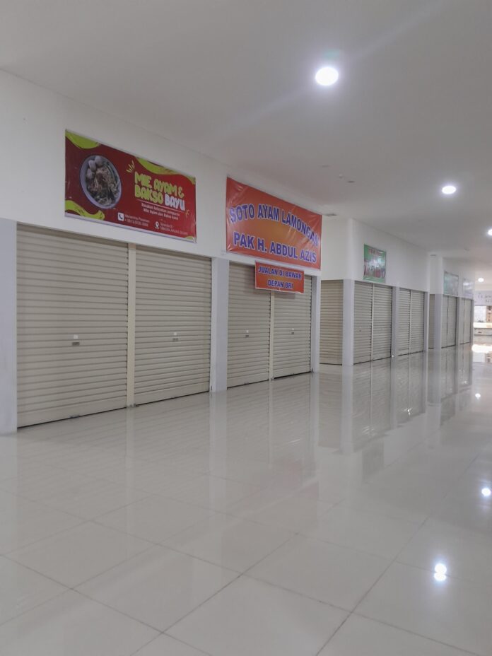Kios kosong di Tangga Arung Square. (Shavira Ramadhanita/RadarKukar)