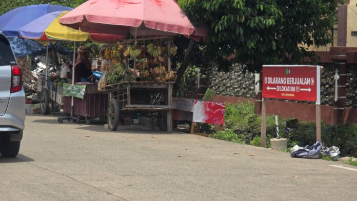 Pedagang yang masih berjualan di badan Jalan Maduningrat. (Dok RadarKukar)