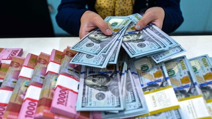 Ilustrasi mata uang rupiah dan dolar Amerika Serikat. (Istimewa)