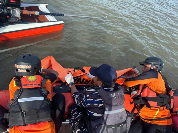 Proses evakuasi nelayan yang menjadi korban tenggelam di perairan Muara Badak. (Basarnas Kaltim)