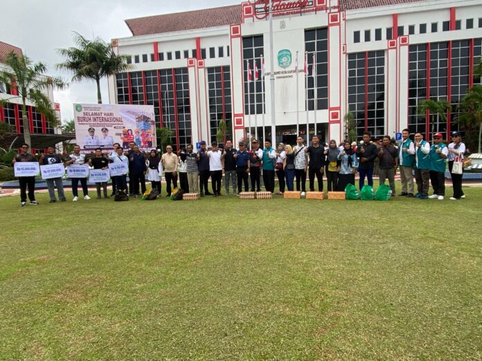 Pemkab Kukar salurkan bantuan bagi pekerja rentan di Kukar. (Shavira Ramadhanita/RadarKukar)