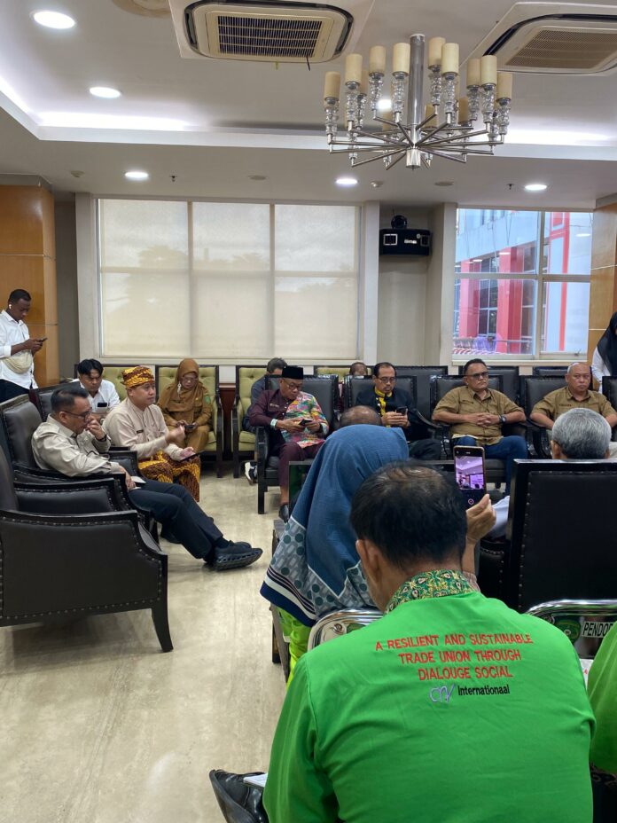 Audiensi bersama serikat buruh, perwakilan perusahaan dan Distransnaker Kukar. (Shavira Ramadhanita/RadarKukar)