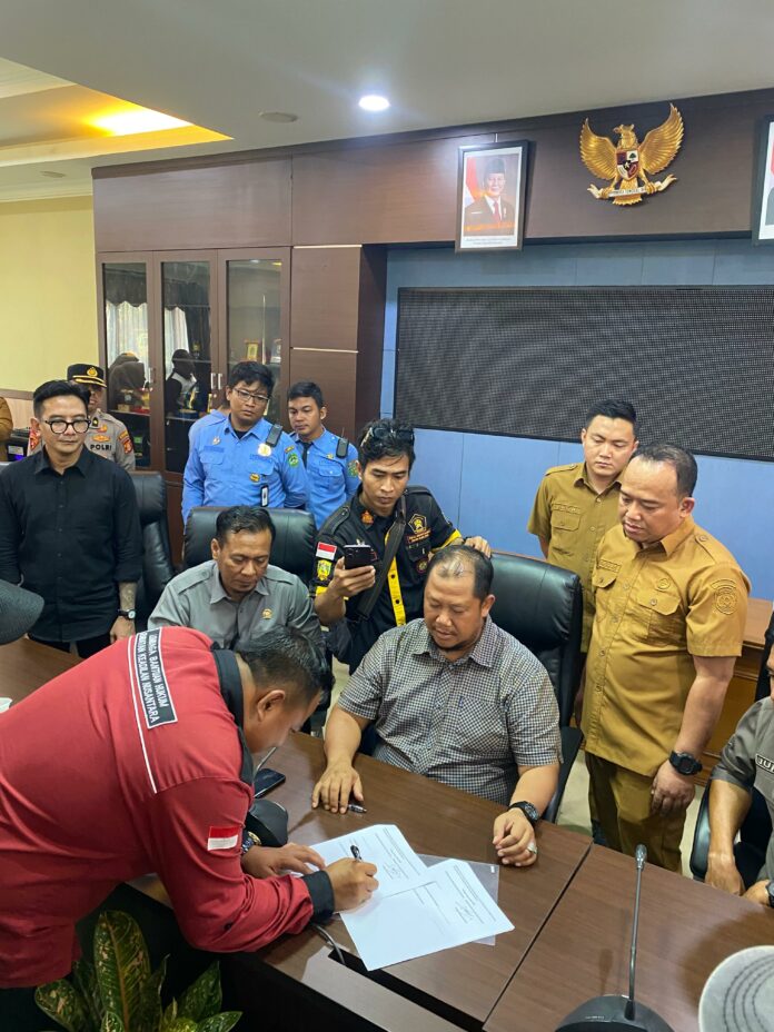 Penandatangan notulensi audiensi antara Aliansi Ormas Kukar dan DPRD Kukar. (Shavira Ramadhanita/RadarKukar)