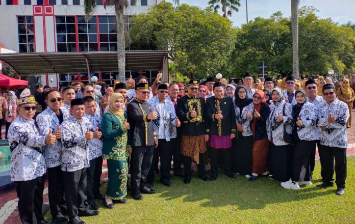 Upacara peringatan Hardiknas 2026 di Halaman Kantor Bupati Kukar. (Shavira Ramadhanita/RadarKukar)